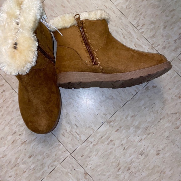 Cat & Jack Tan Ankle Boots with Cream Fur - Picture 9 of 13